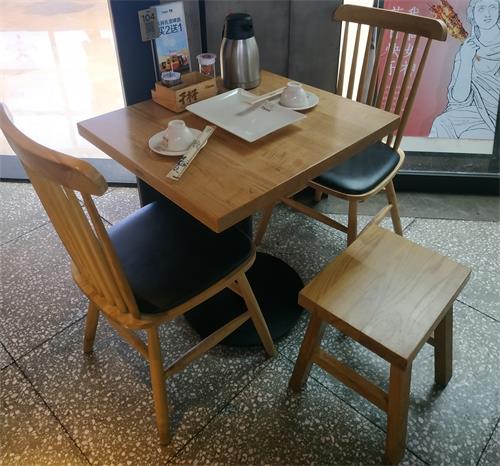 木屋烧烤餐厅桌子椅子