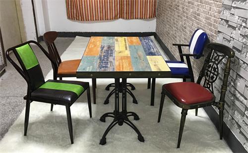 湘菜馆川菜馆酒楼饭店复古工业风实木餐桌(正面展示)